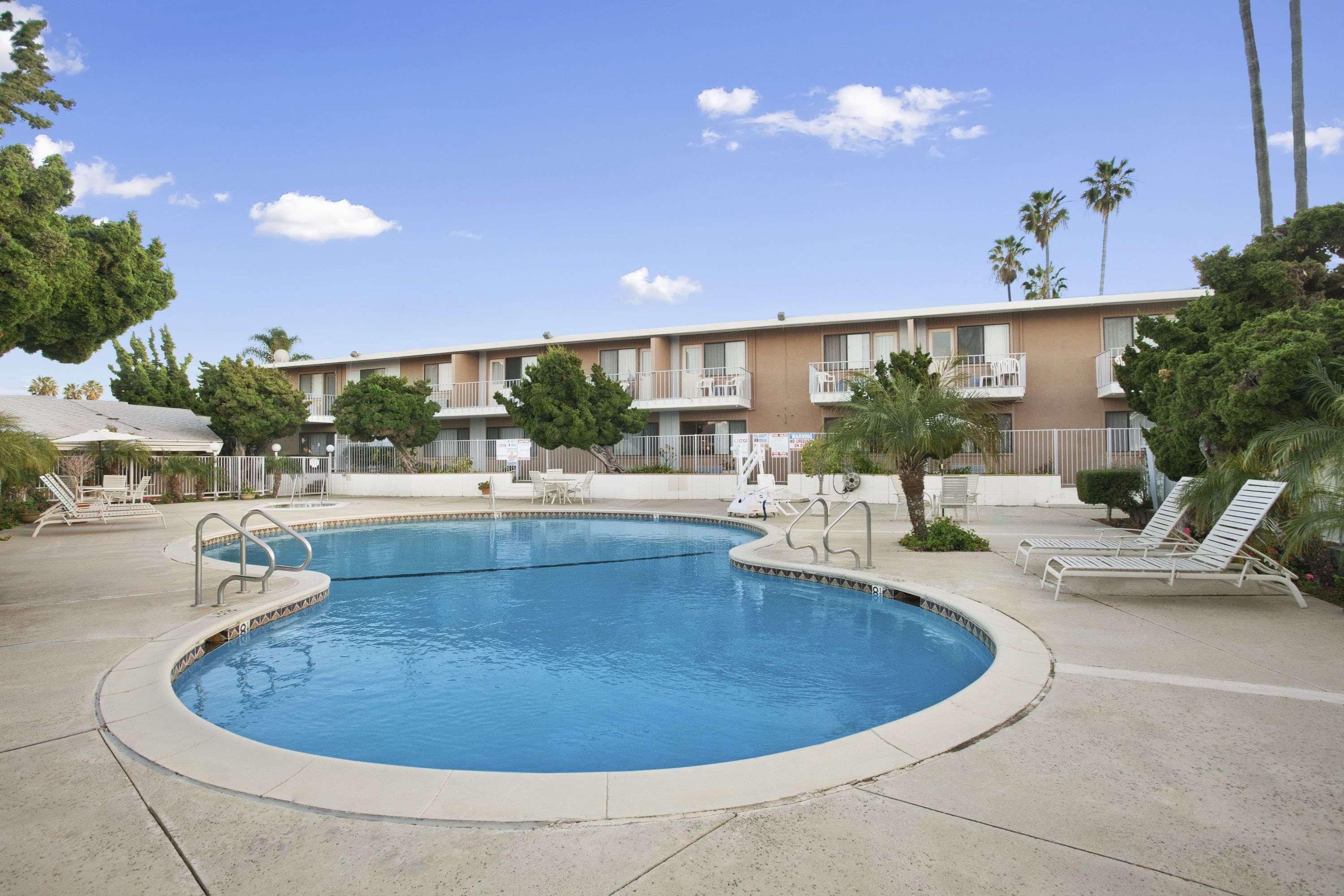Ramada By Wyndham Torrance Hotel Exterior photo