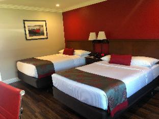 Ramada By Wyndham Torrance Hotel Room photo